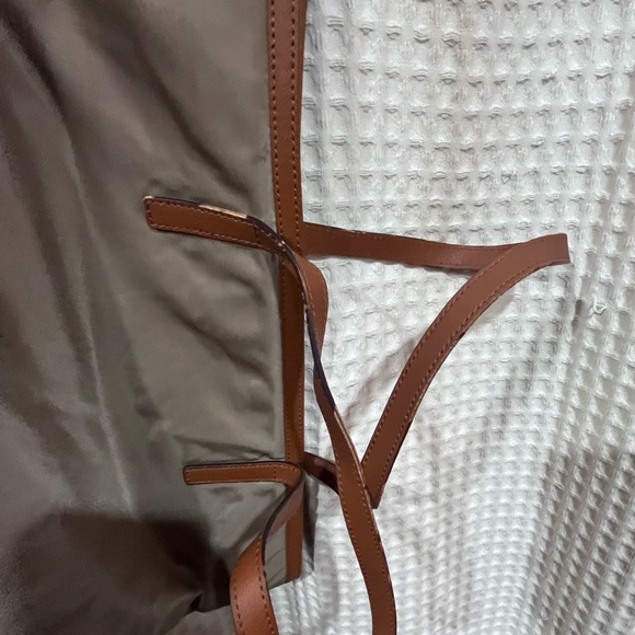Michael Kors Tan and Brown Tote Bag with Classic Design - Picture 7 of 10
